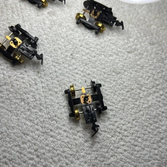 Model Power HO Replacement Trucks with Wheels and Coupler M10898 (10 Pack) New