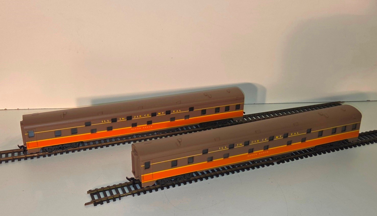 AHM Rivarossi HO Illinois Central FM C-Liner Diesel Locomotives 4022 w/ (3) Cars