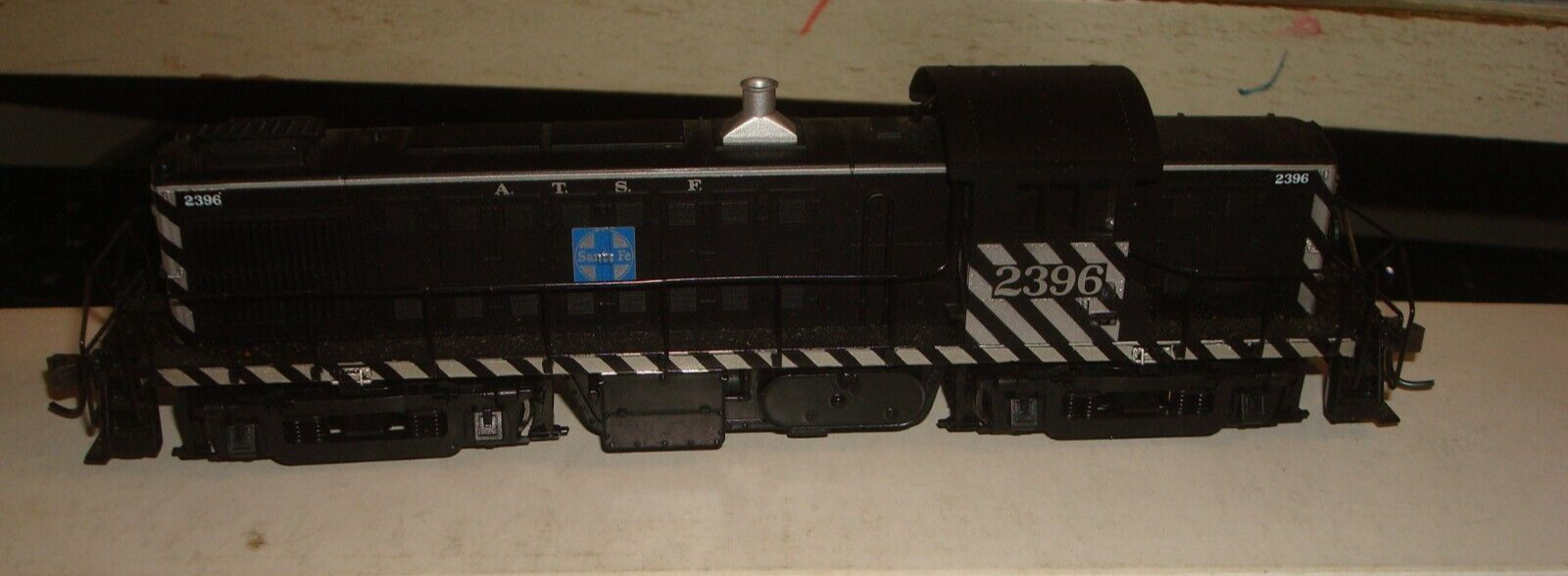 HO. ATLAS. SANTA FE. RS-1 POWERED. # 2396