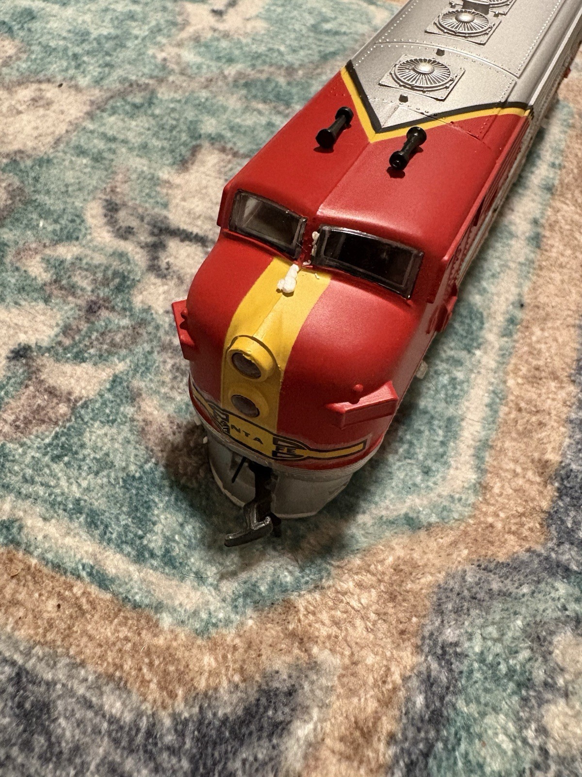Life-like HO Scale Diesel Santa Fe Locomotive & B Unit For Model Train Display
