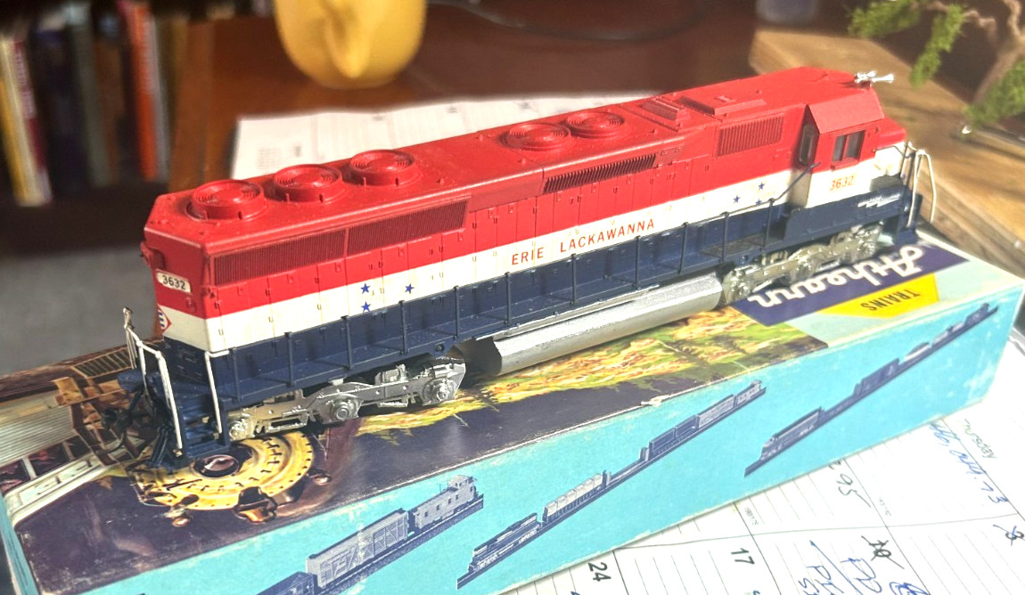 Athearn HO Blue Box Erie Lackawanna-3632 Bicentennial Custom Painted