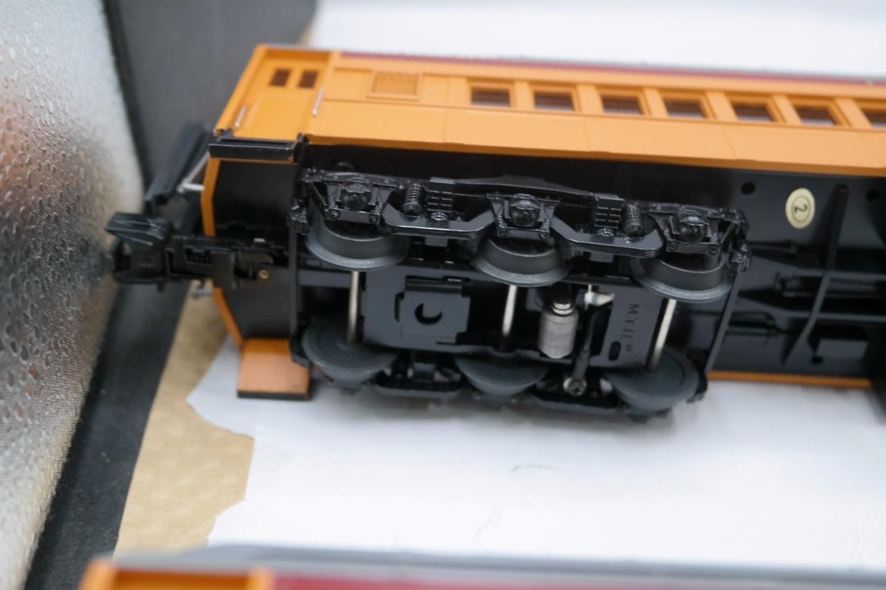 Milwaukee Road O Scale Premier 2-Car 70′ Madison Comb/Din Passenger Set