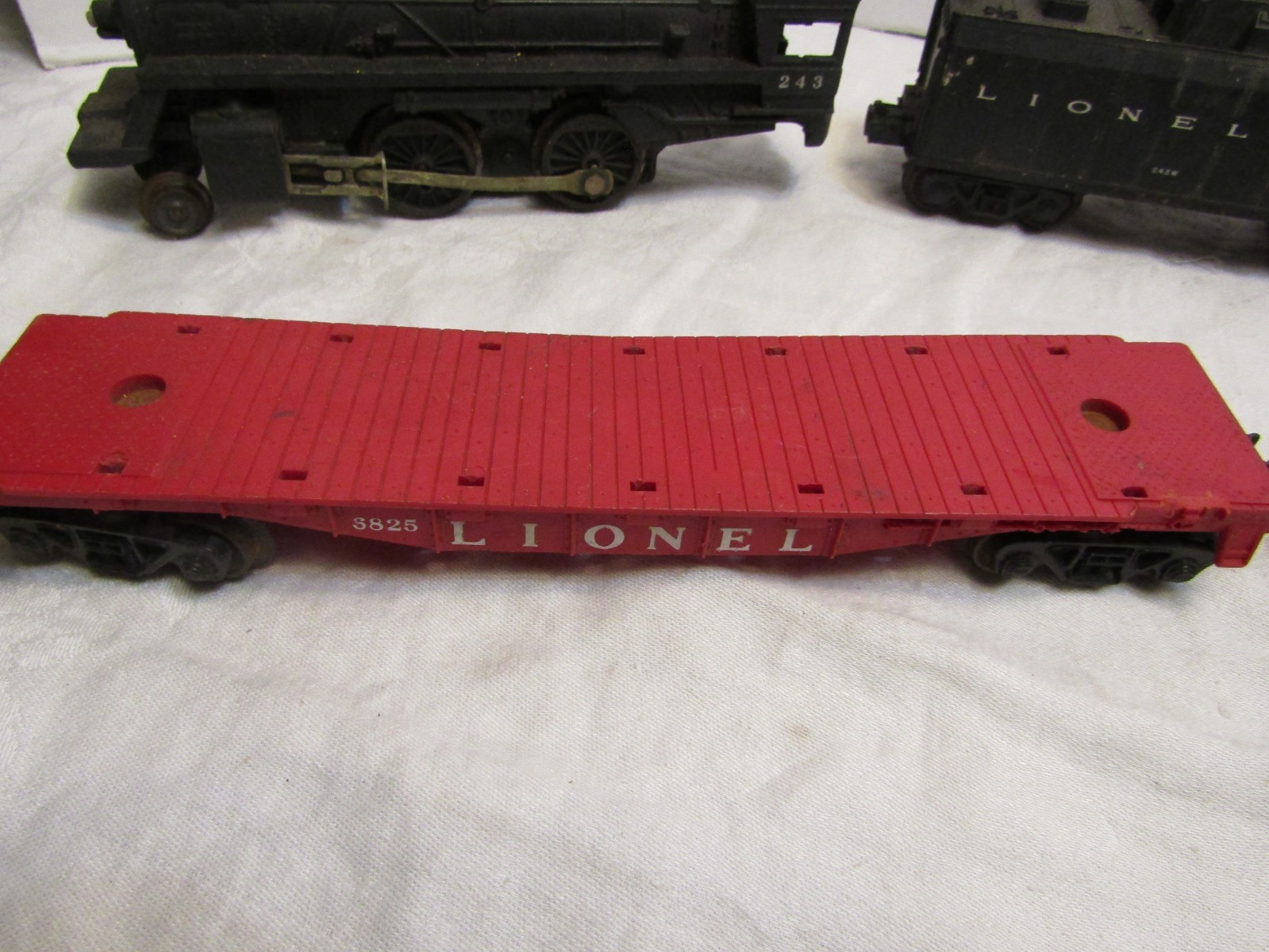 Lionel Train Steam Engine Locomotive Number 027 With Tender Caboose and Cars