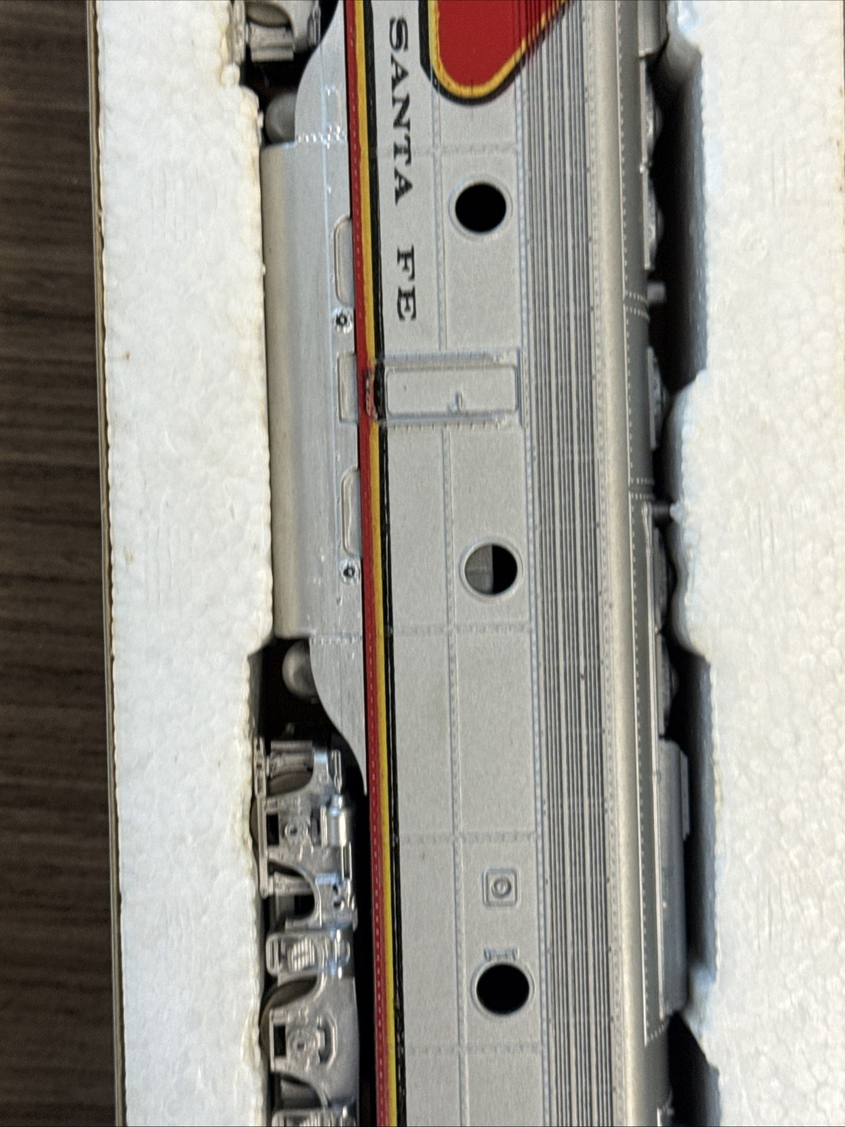 Model Power HO Scale EMD E9 Diesel Locomotive Santa Fe Warbonnet
