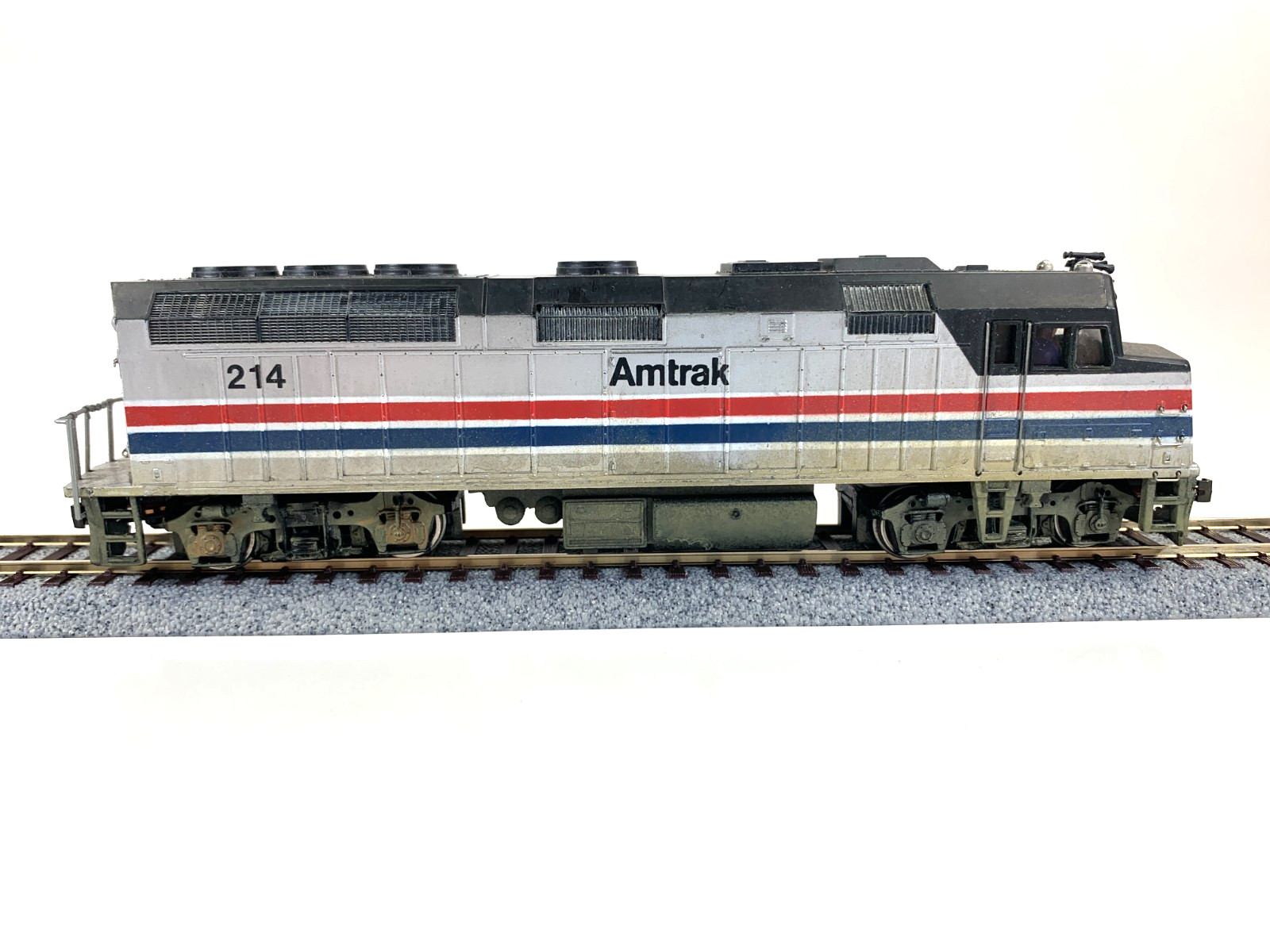 Bachmann Spectrum HO 87016 EMD F40 PH Amtrak Phase 3 Dummy #214 (Weathered)