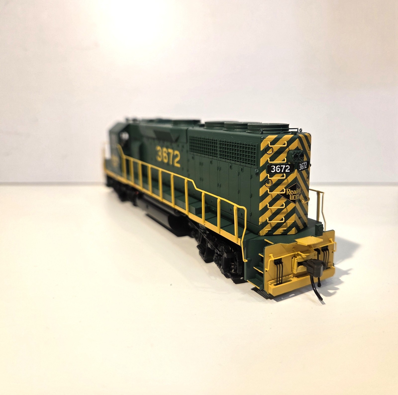 Atlas Silver HO Scale GP40-2 Reading #3672 Item 1000395