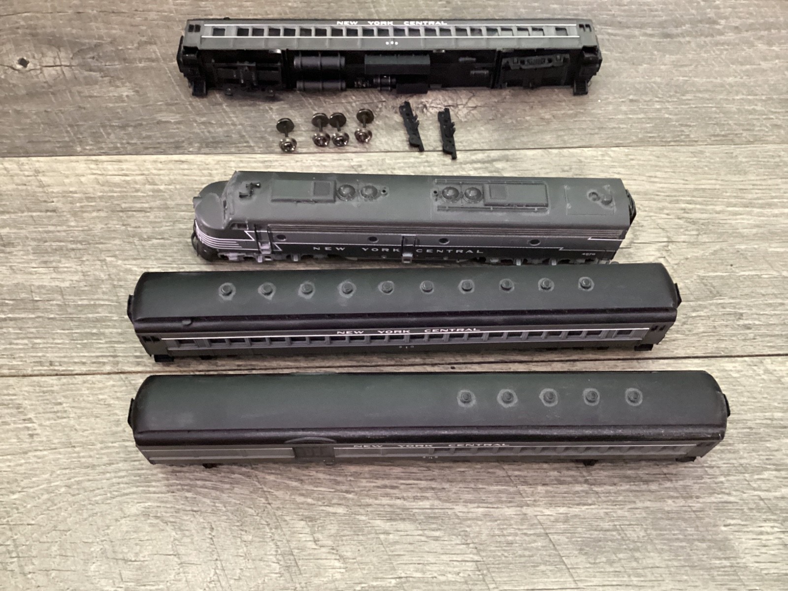 Life-Like HO Scale E8 Diesel Locomotive New York Central #4070, 305, 810