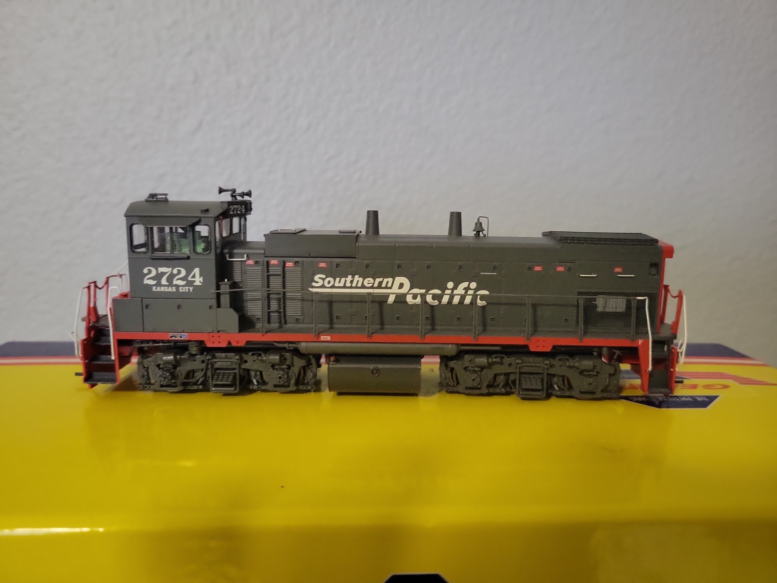 HO Scale Athearn Genesis Southern Pacific MP15AC #2724 DCC Ready