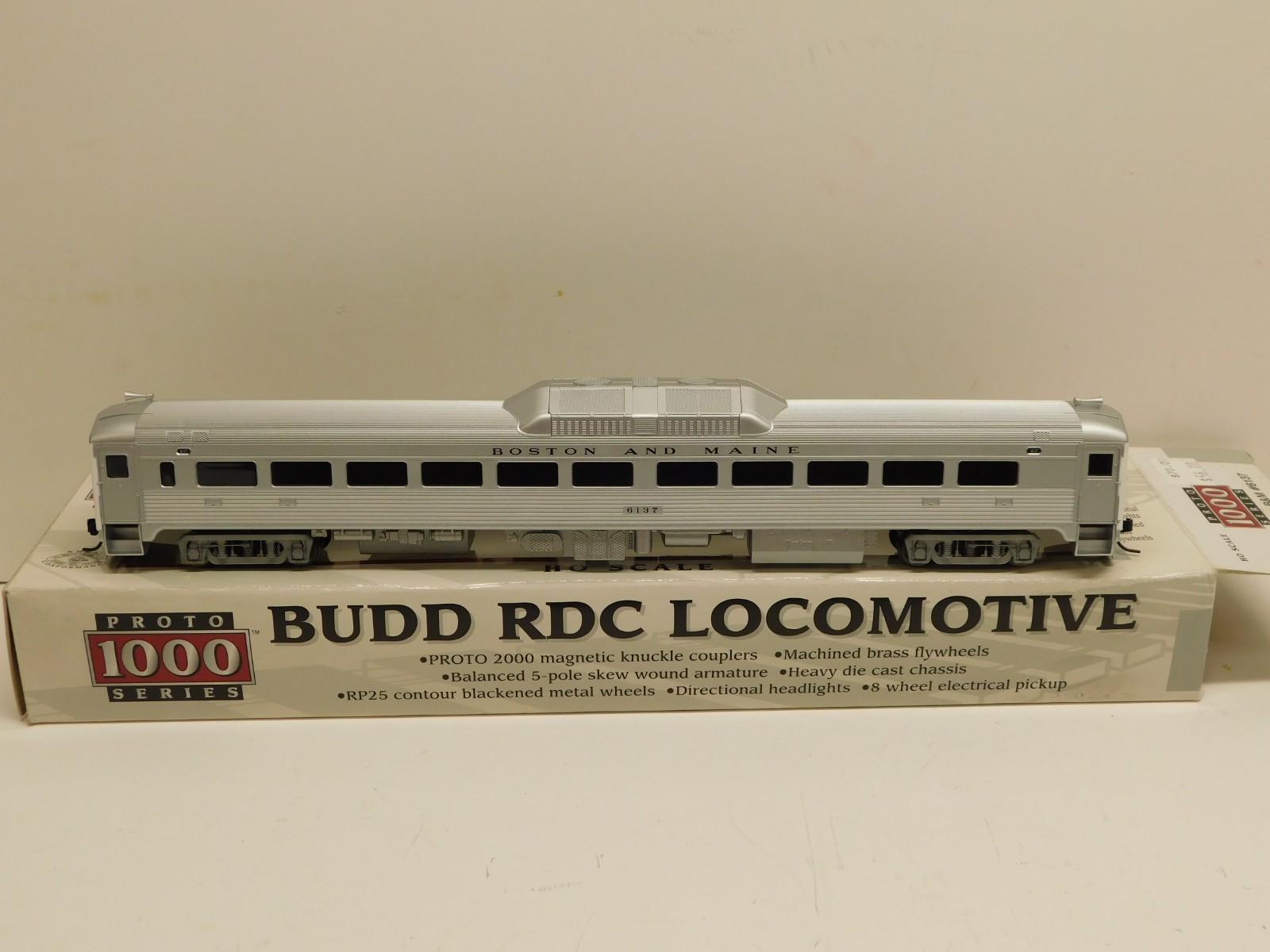Proto 1000 Series HO Scale BUDD RDC Locomotive 30587 Boston & Maine #6137 #5