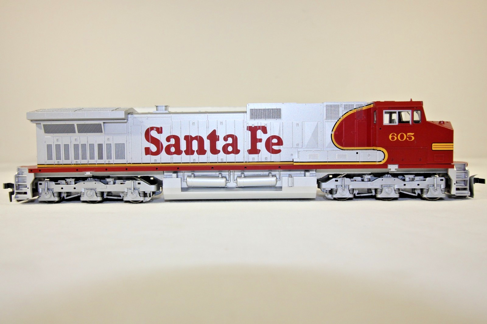 KATO HO GE C44-9W Dash 9 Santa Fe #605 37-1210 New in Box Complete