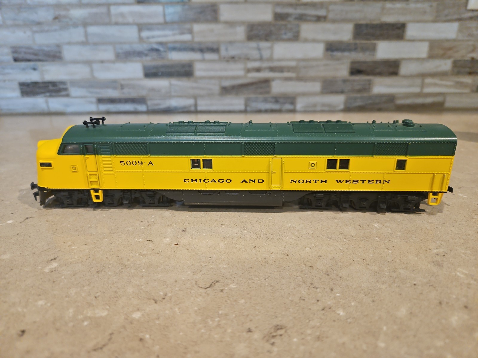 Vtg Con-Cor HO EMD E-7A Chicago & North Western CNW #5009A Powered 15-002371 LN