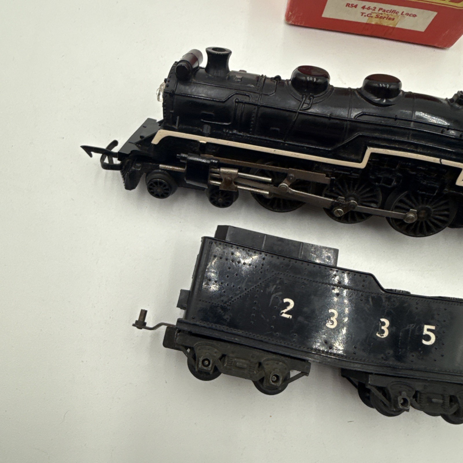 TRI-ANG RAILWAYS R-54 TC SERIES 4-6-2 PACIFIC LOCOMOTIVE #2335 & TENDER R-32