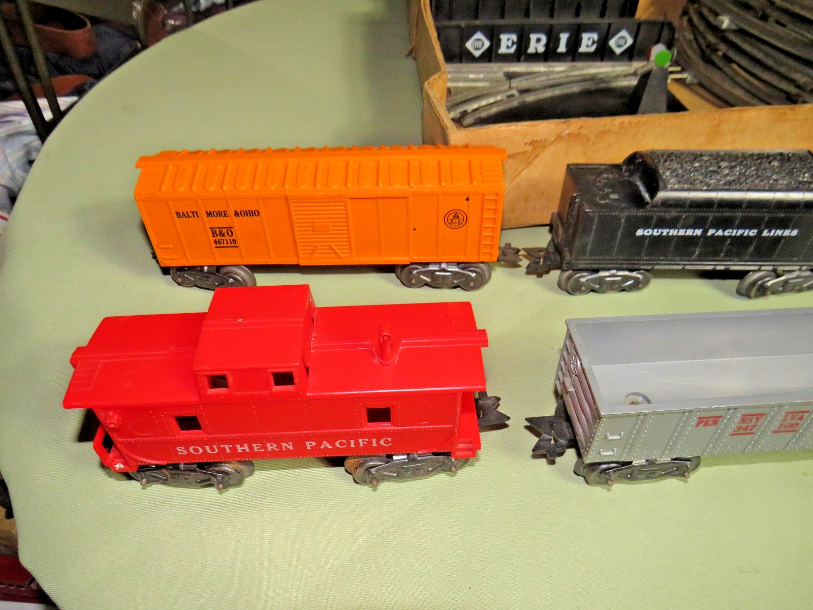 VINTAGE 1950s UNIQUE / MARX O OR 027 GAUGE ELECTRIC FREIGHT TRAIN SET IN BOX