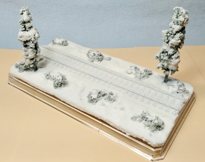 HO SCALE 9″ SINGLE TRACK DISPLAY CASE -WINTER SCENE-FOR ANY HO TRAIN