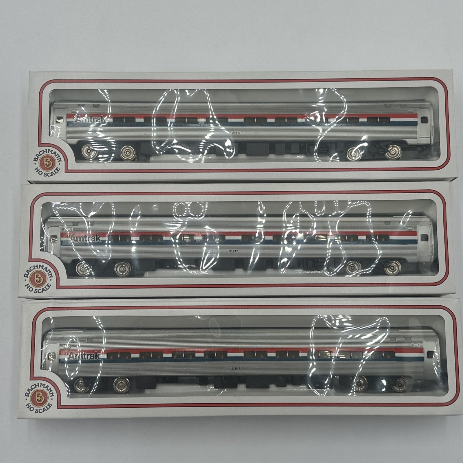 Bachmann EMD F40PH Amtrak Diesel & 3 x 85′ Lighted Fleet Coach Passenger cars