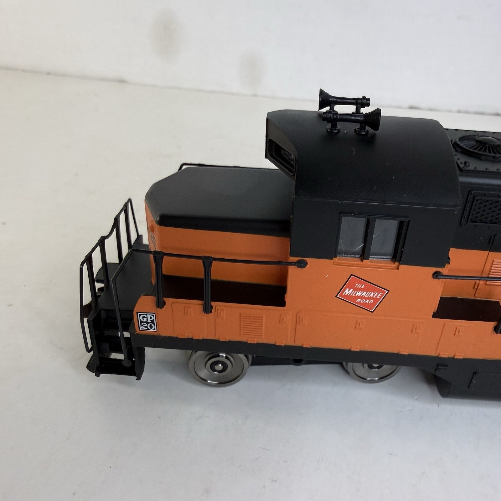 1996 HO Scale Walthers Train line GP9M Milwaukee Road locomotive 974 freight car
