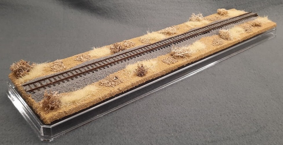 N SCALE 16″ SINGLE-TRACK DISPLAY CASE -“DESERT SCENE” FOR ANY N SCALE TRAINS