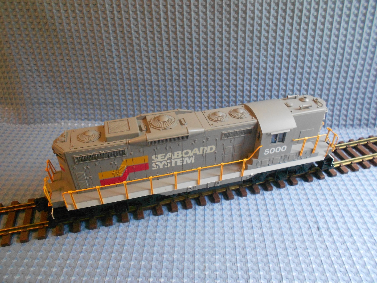 LIONEL 8-85000 G Scale SEABOARD SYSTEM GP-9 DIESEL LOCOMOTIVE LIONEL 8-85000