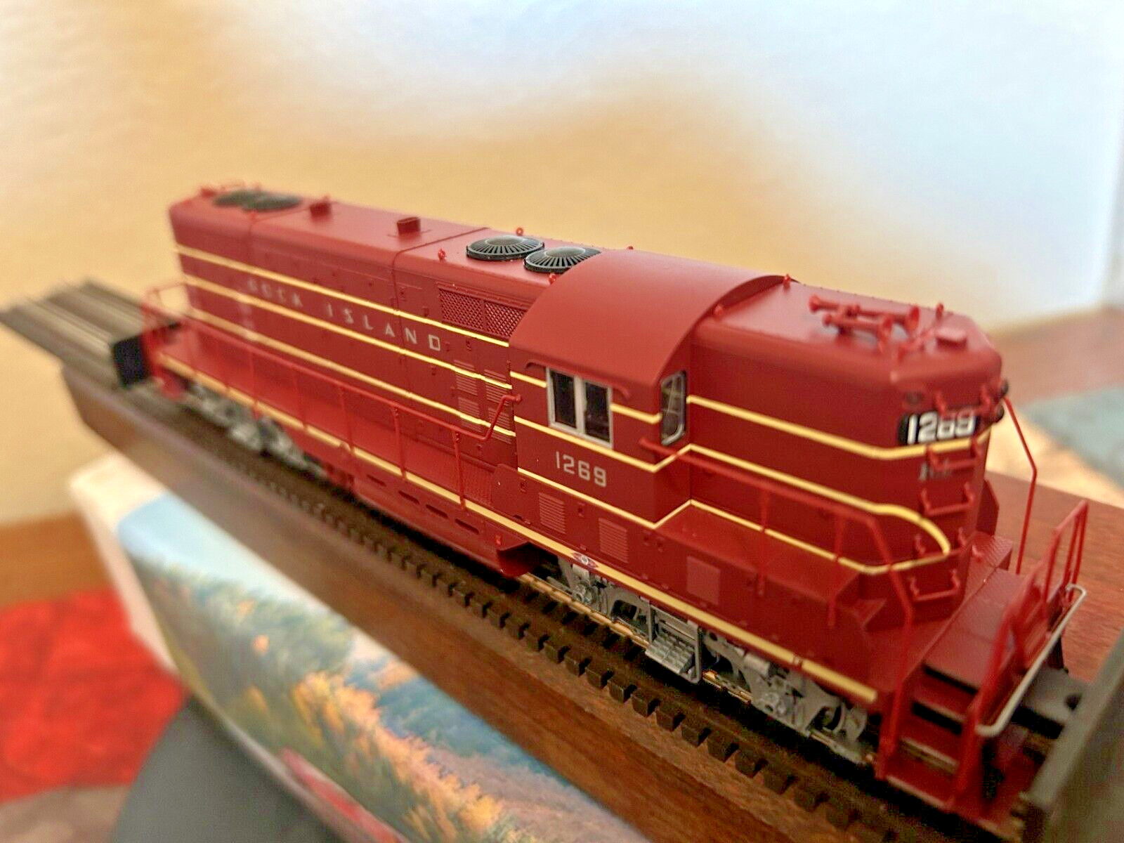 ROCK ISLAND GP7 ROAD SWITCHER -DCC & QUANTUM SOUND- HO Scale -” MAROON “-NEW