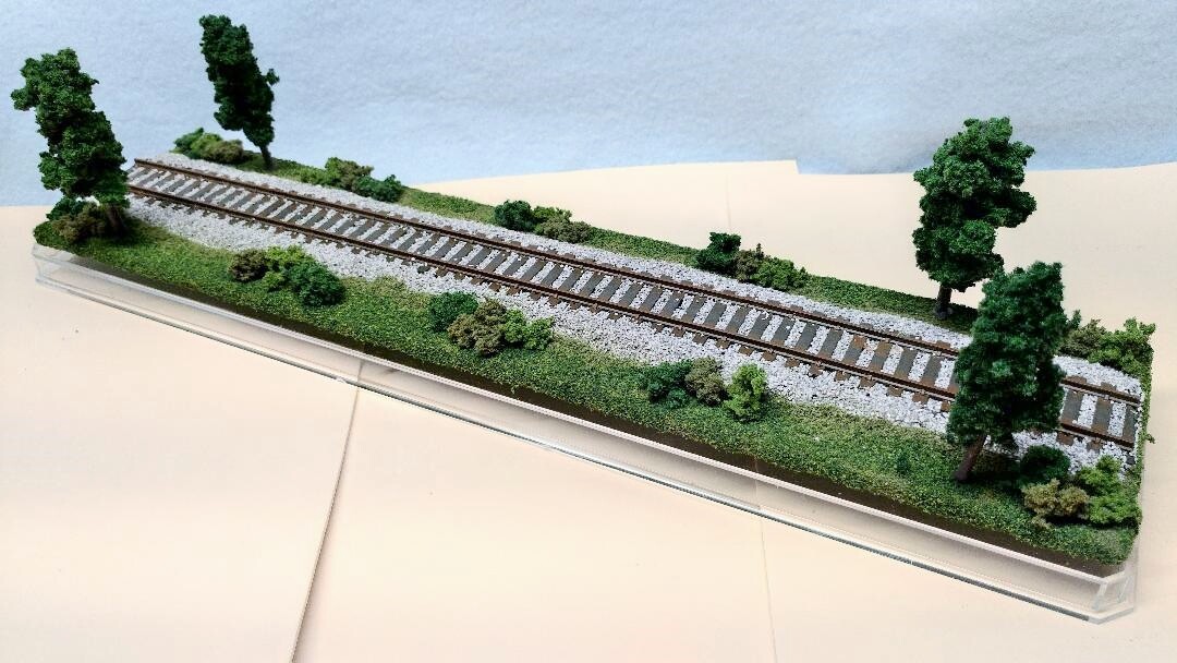 HO SCALE 16″ SINGLE TRACK HO TRAIN DISPLAY CASE -SUMMER SCENE FOR ANY HO
