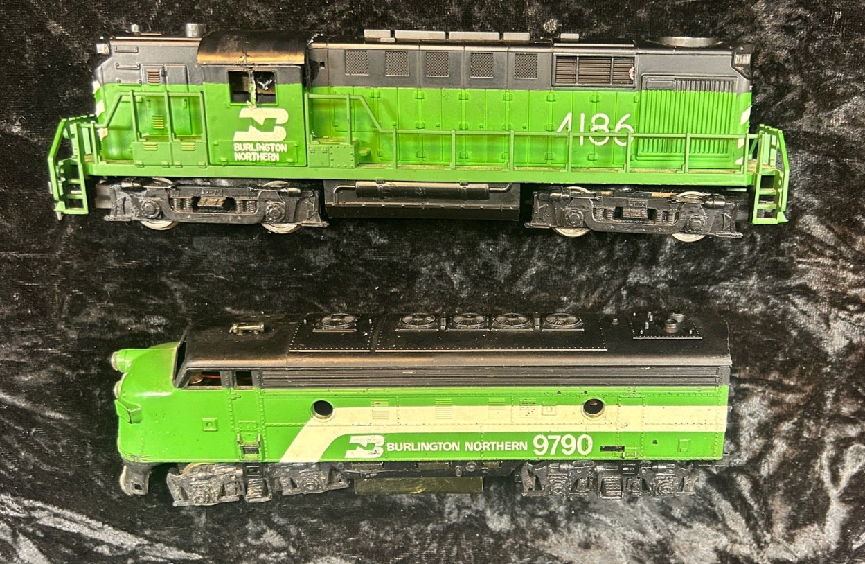 LOT 2 HO Scale Life Like Burlington Northern Locomotive/LOCOs #9790 and #4186 B2