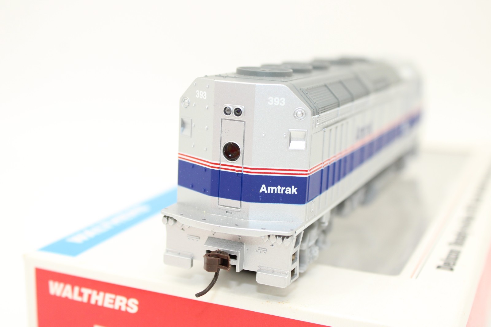 Walthers HO Scale Amtrak Ph. IV EMD F40PH Diesel Locomotive #393 931-323