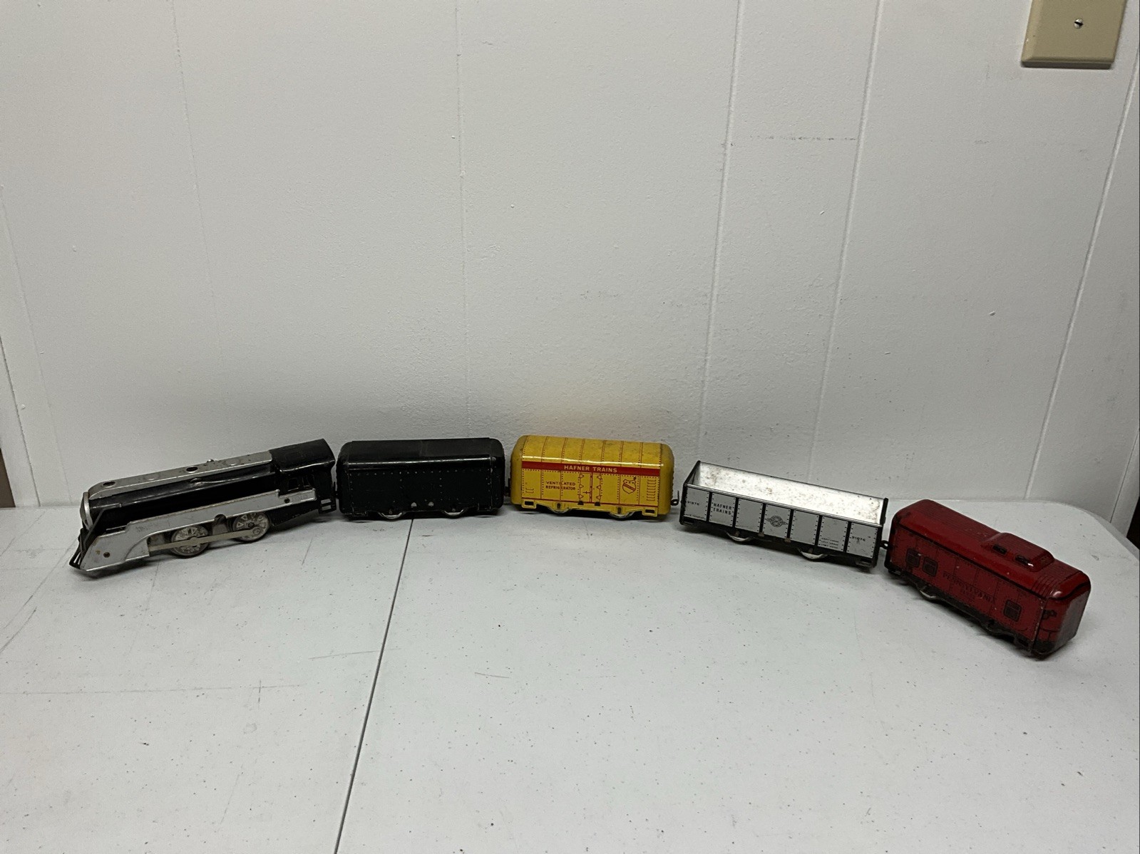 Vintage HAFNER Wind Up Locomotive , 4 Cars ￼