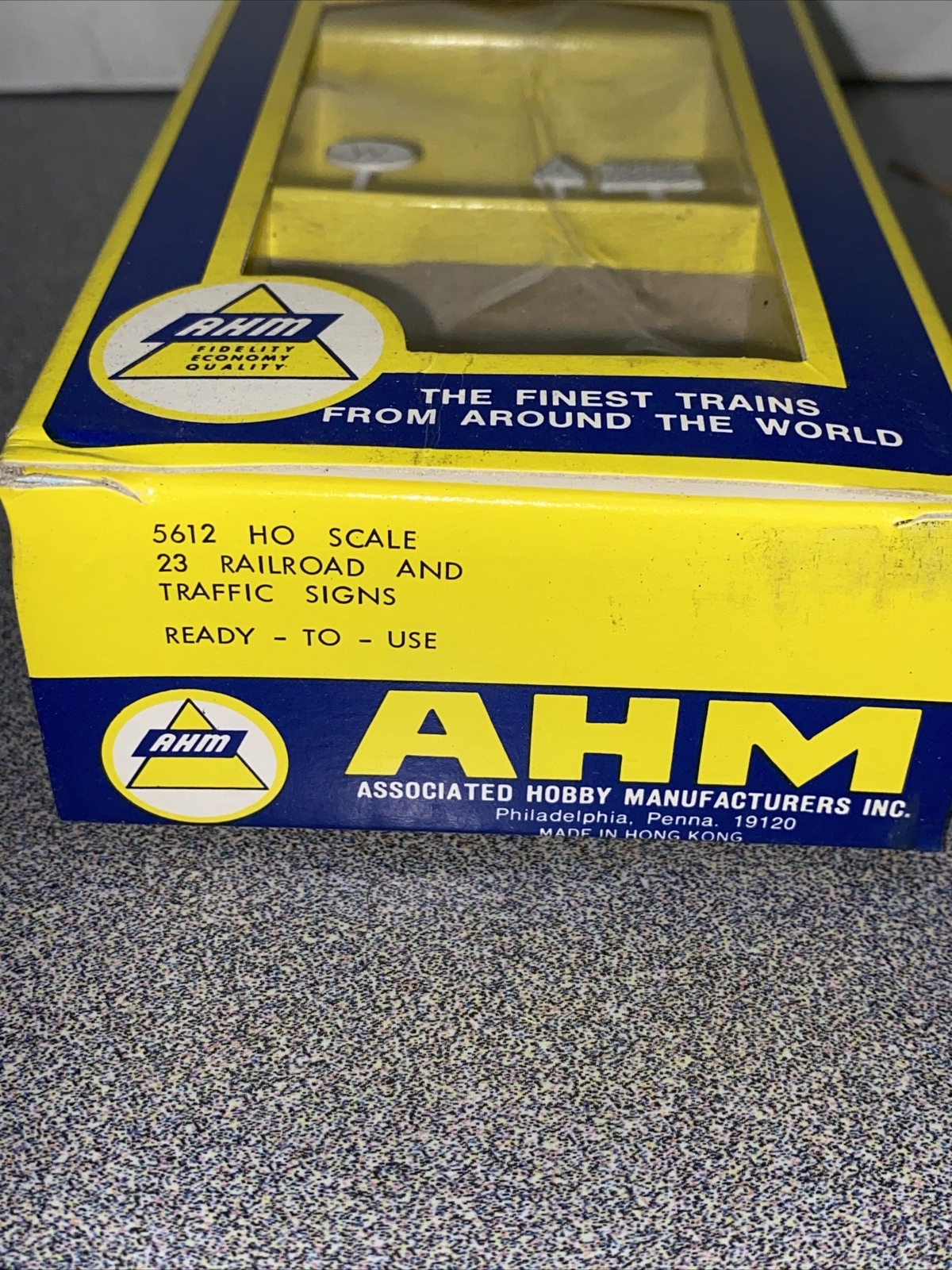 AHM Accessories for Your HO Scale Model Trains – 23 Assorted RR & Traffic Signs