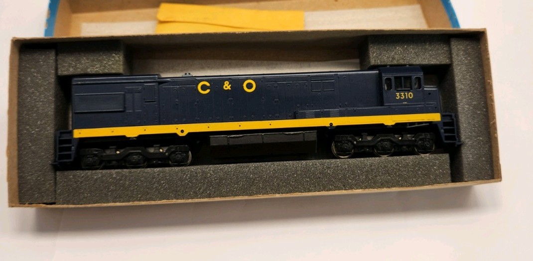ATHEARN HO C &O U30C POWERED DIESEL LOCOMOTIVE 3310 UNBUILT B6