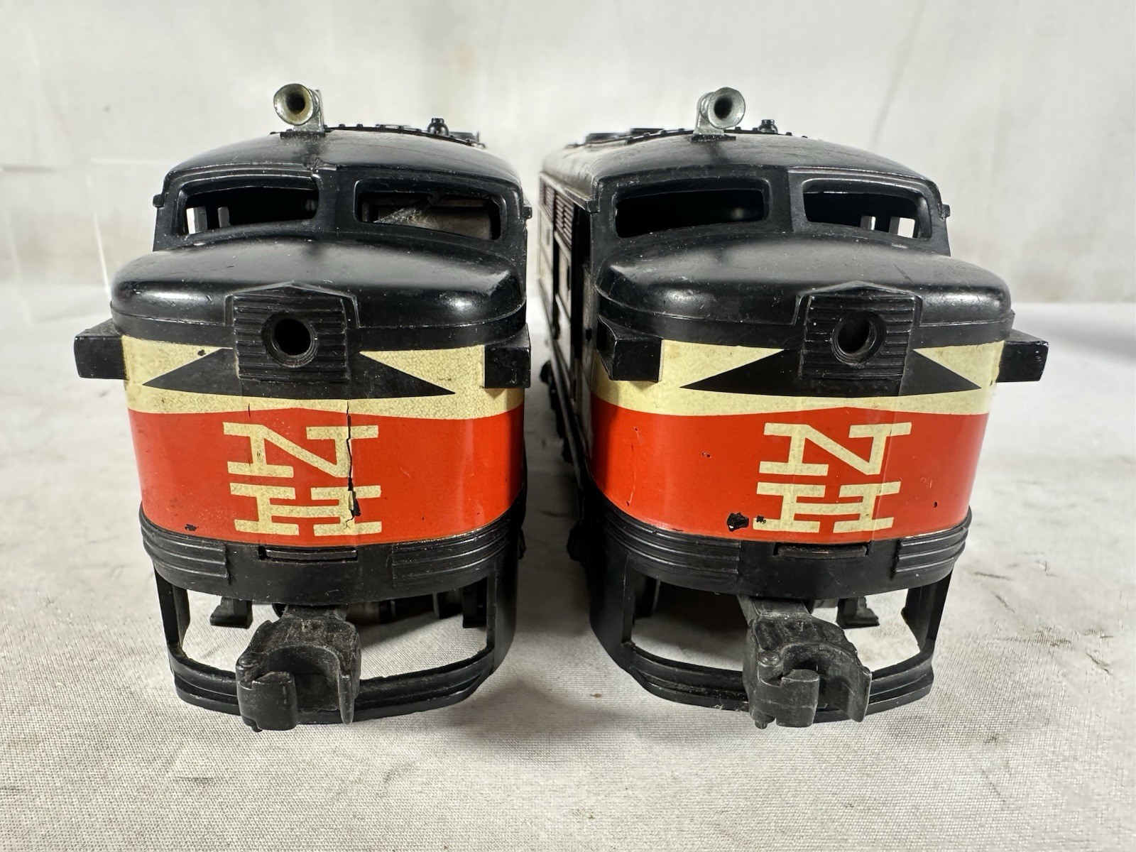 Desirable Lionel Original Postwar #209 New Haven A-A Alco Diesel Pair