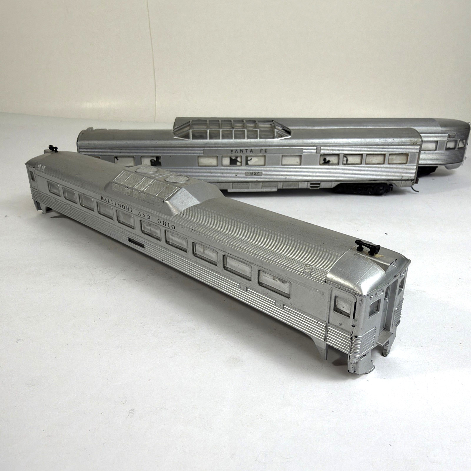 Sante Fe PASSENGER CAR LOT HO Scale Silver – Look Rolling Cars 10″ long