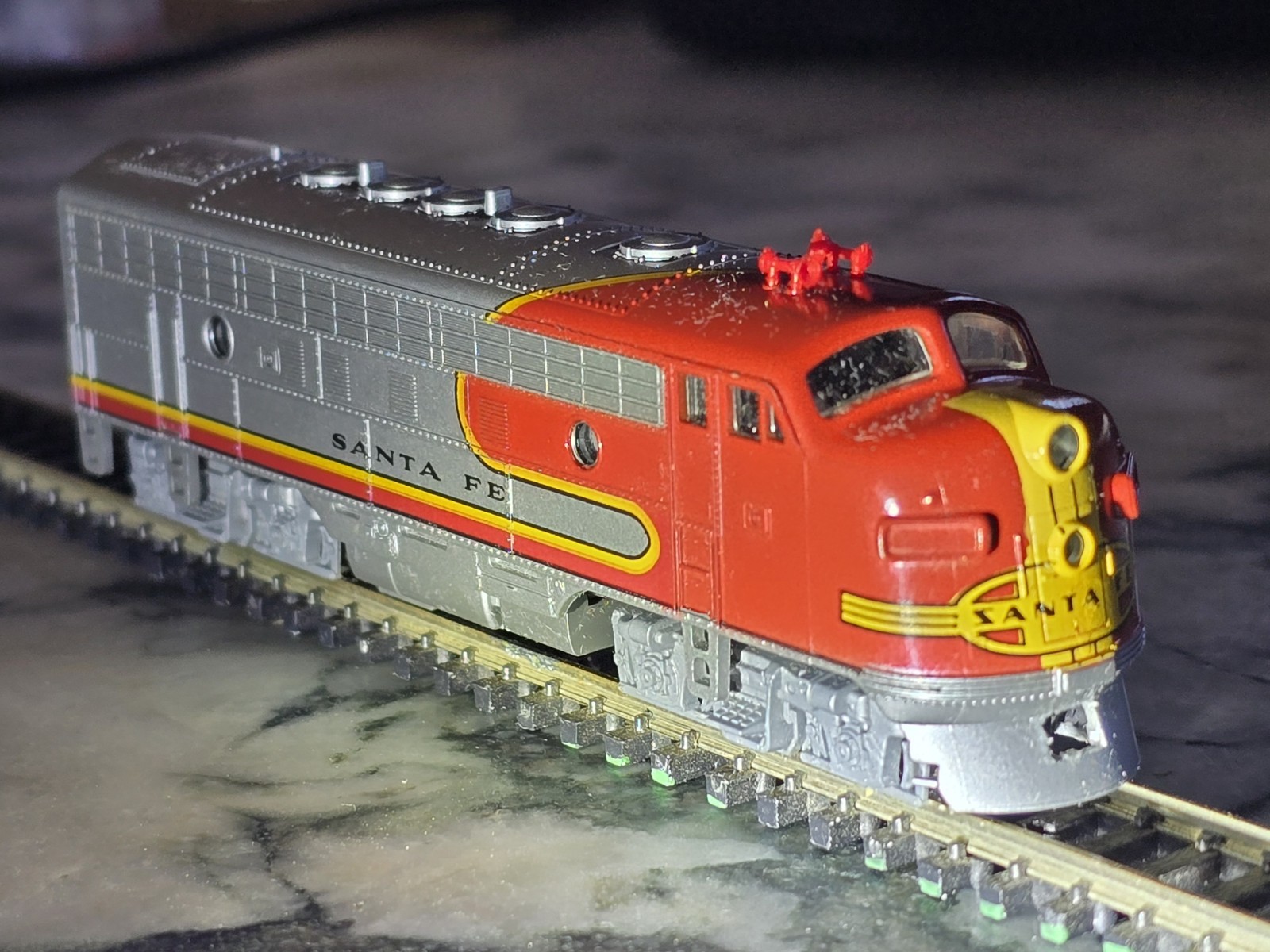 N Scale 1:160 Kato 176-211 ATSF F7A Pow. F7A Santa Fe Warbonnet Dual Headlight