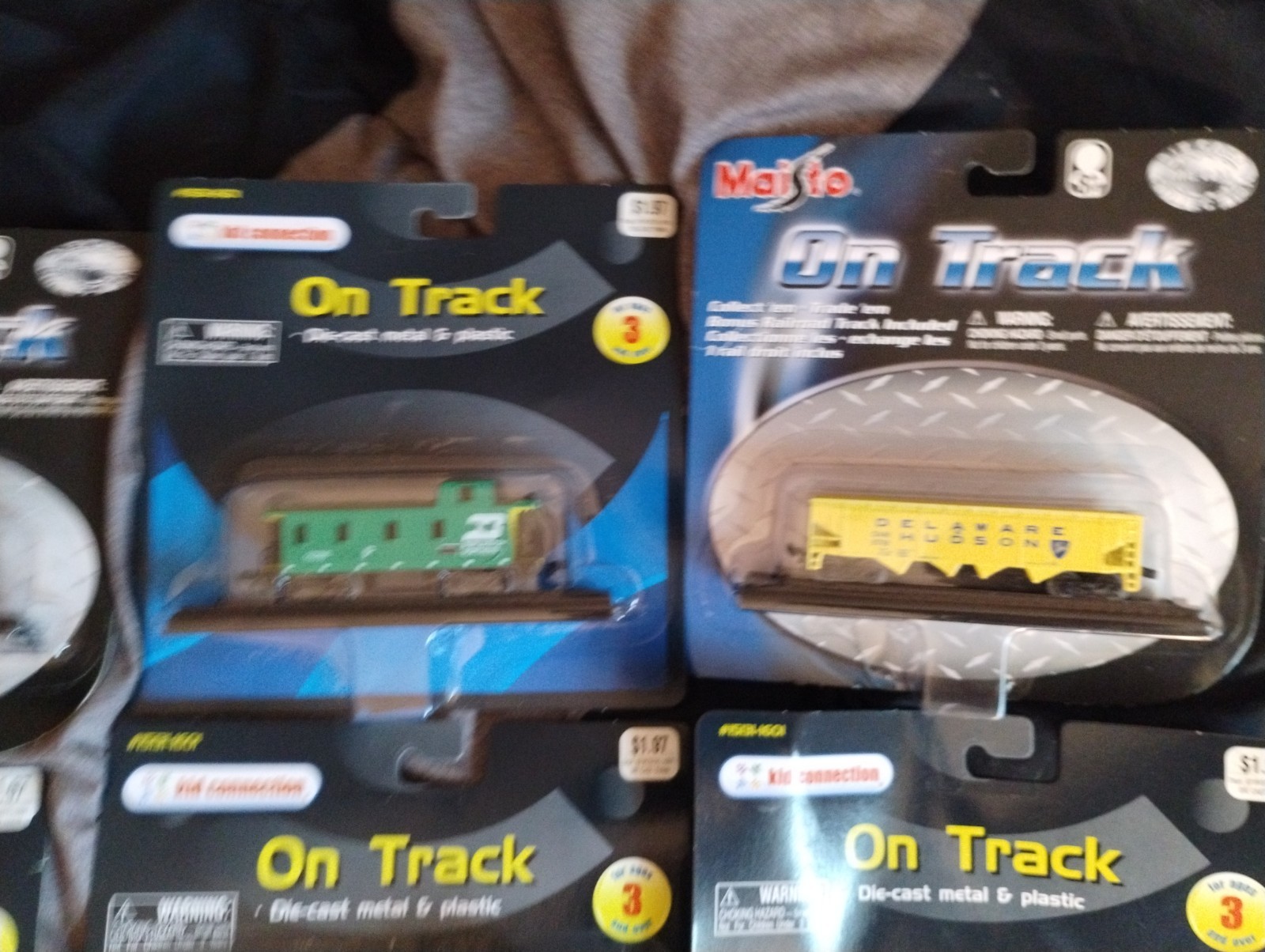 Maisto On Track Die-Cast Train with Track Burlington Northern Engine Lot Of 7