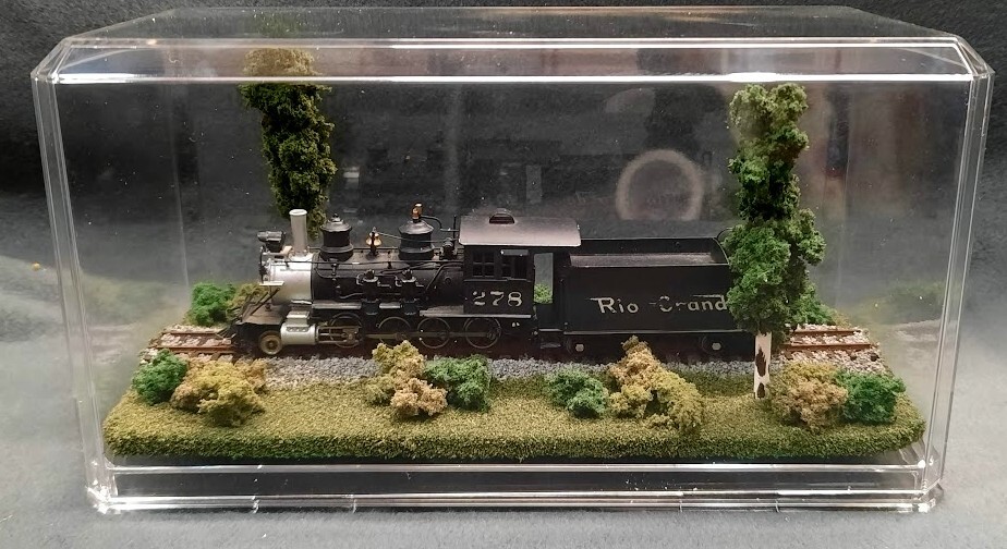 HOn3 SCALE 9″ SINGLE TRACK DISPLAY CASE – SUMMER SCENE- FOR ANY HOn3 TRAINS