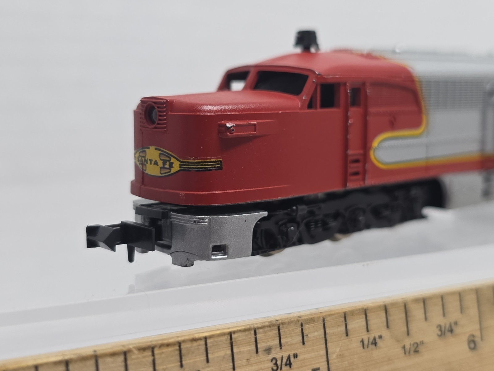 Con-Cor Japan N Scale Santa Fe PA-1 Diesel Locomotive ATSF Runs Well Read Desc.