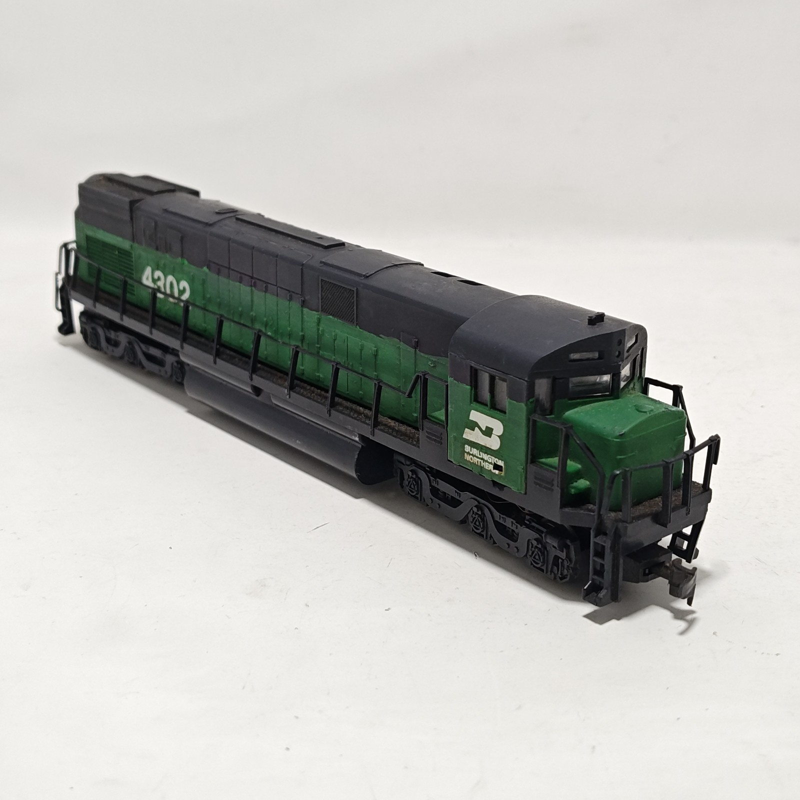 HO Scale Burlington Northern Diesel Locomotive #4302 Tested Runs Read Desc.
