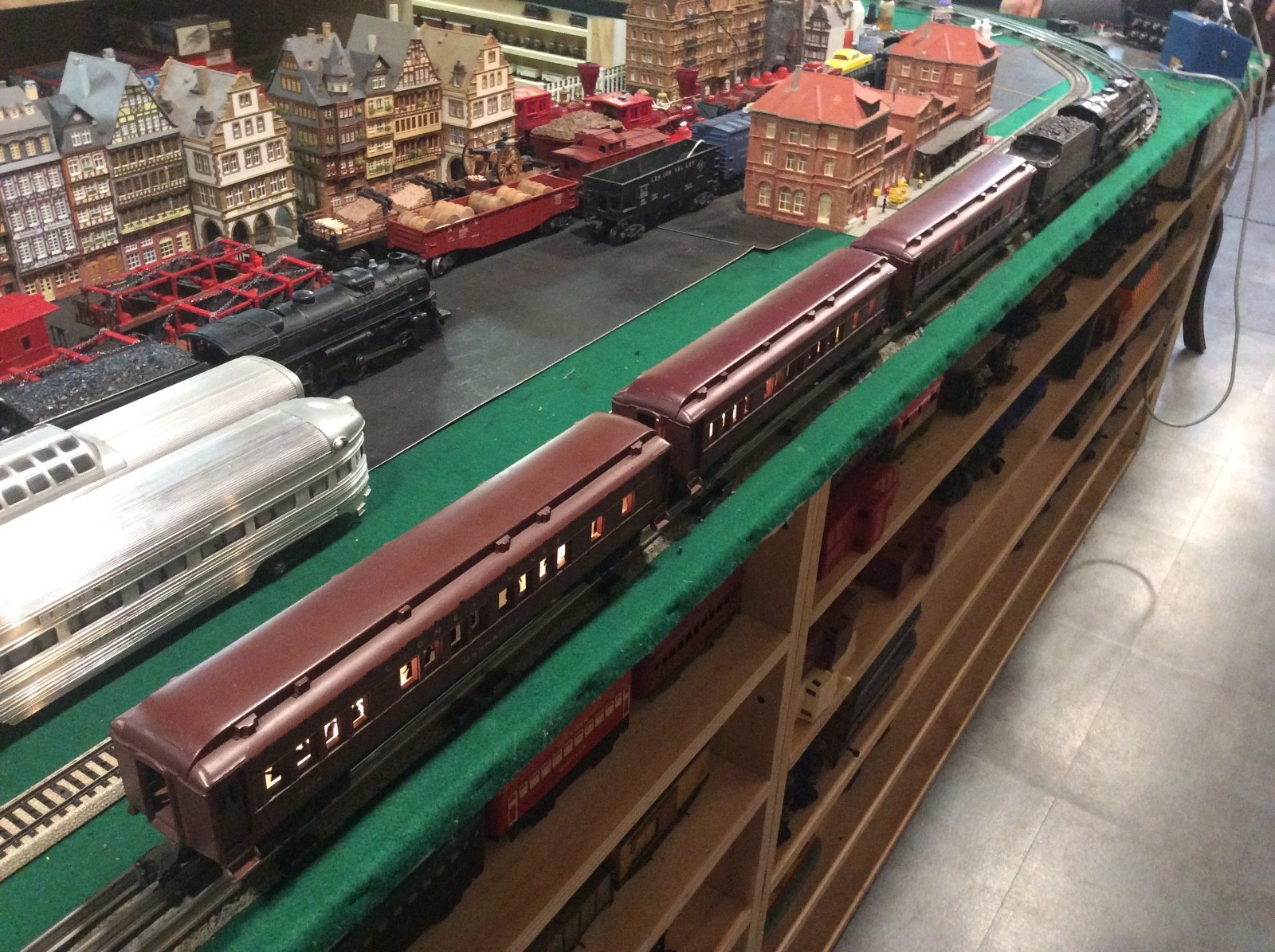 Lionel 726 Steam Engine and 3 Madison Passenger Cars O Gauge / 027