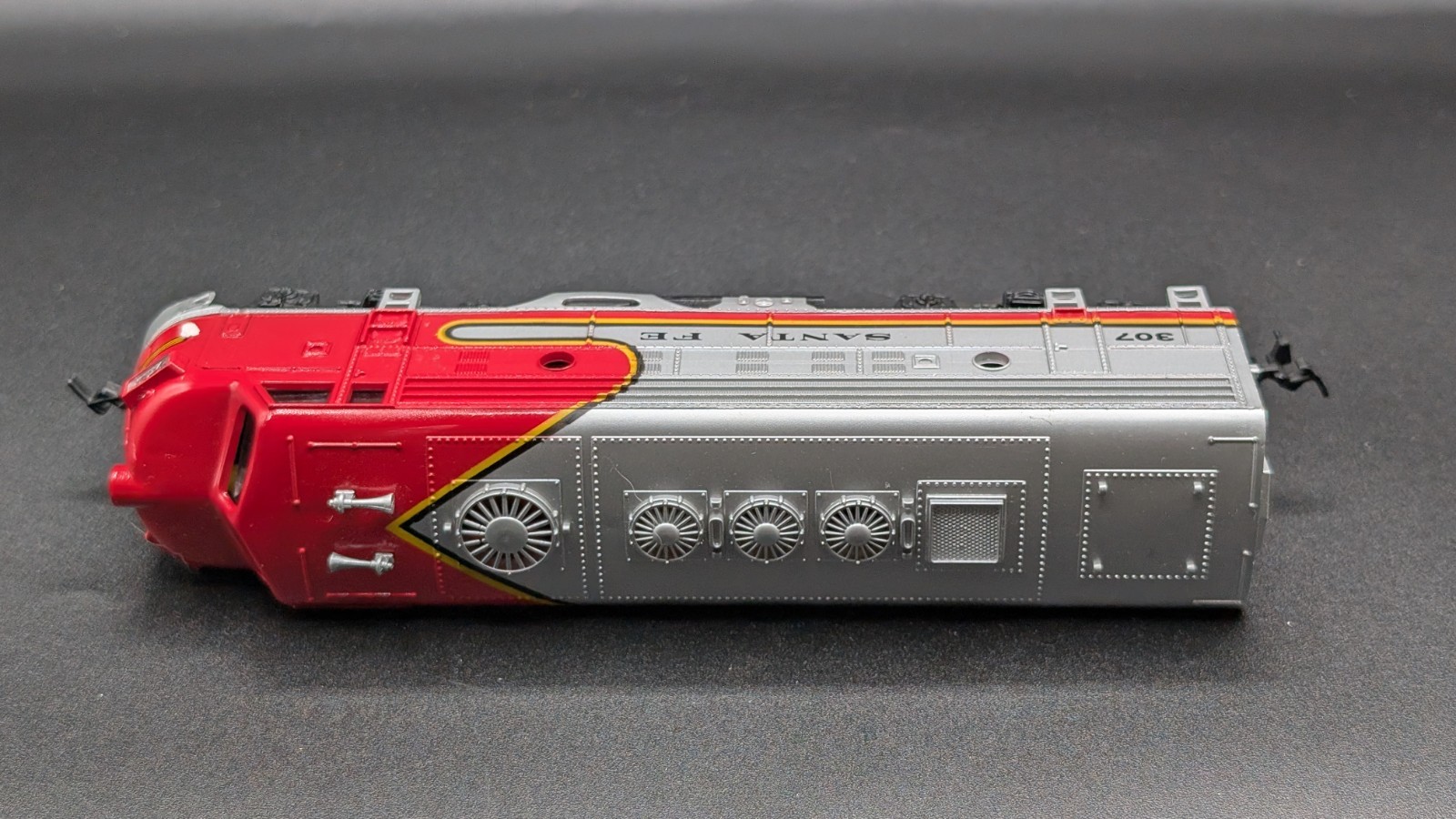 HO Scale Bachmann F7-A Santa Fe Chrome #307 Powered Diesel Locomotive