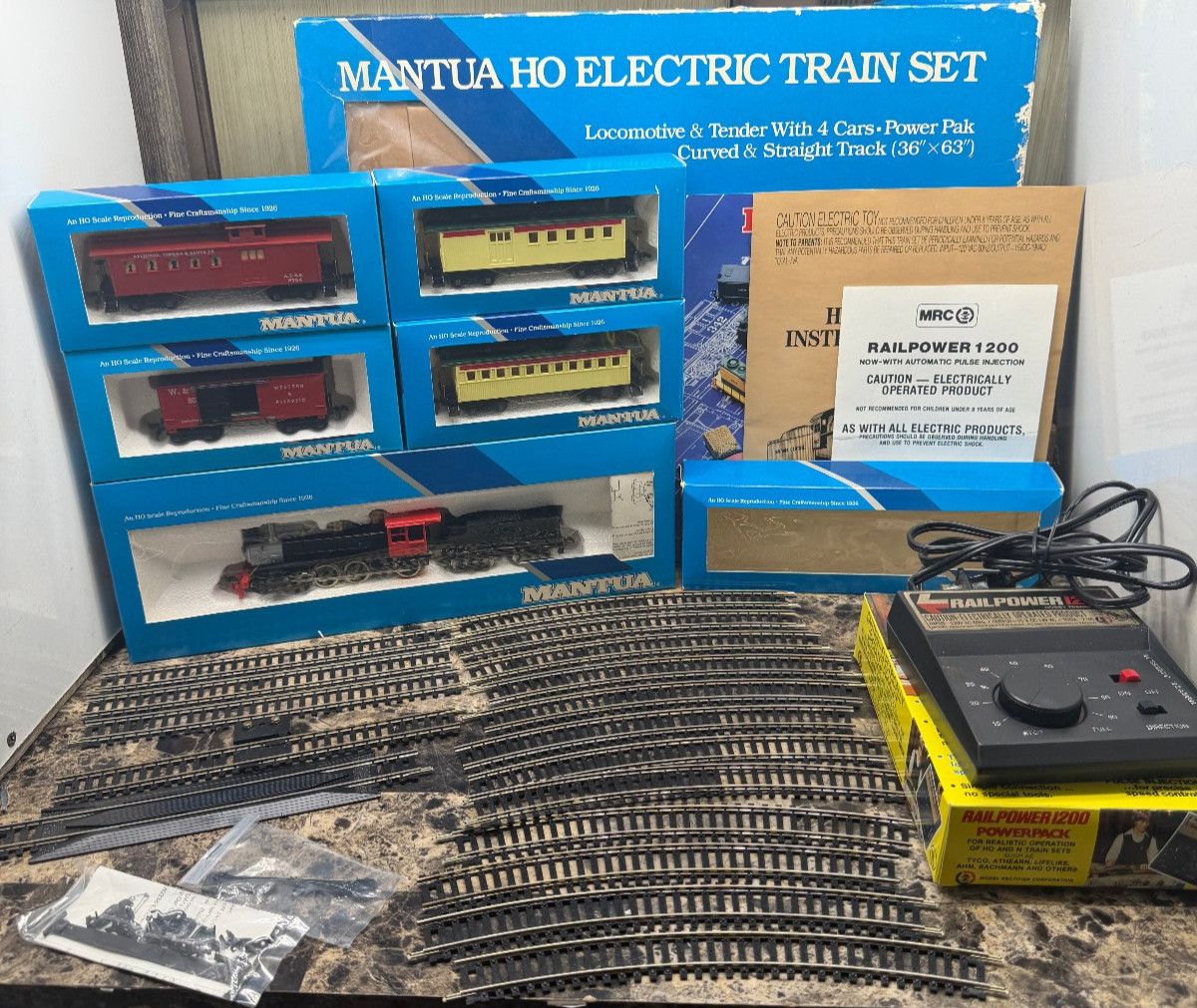 Mantua HO Electric Train Set Locomotive & Tender W/ 4 Cars & Power Pack & Track