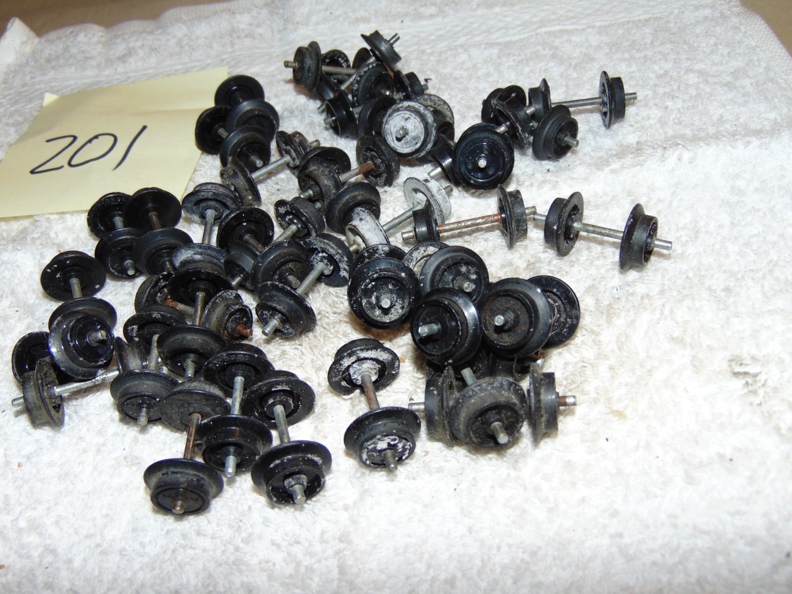 FLYER S 40 PLASTIC WHEELS WITH METAL AXELS #201