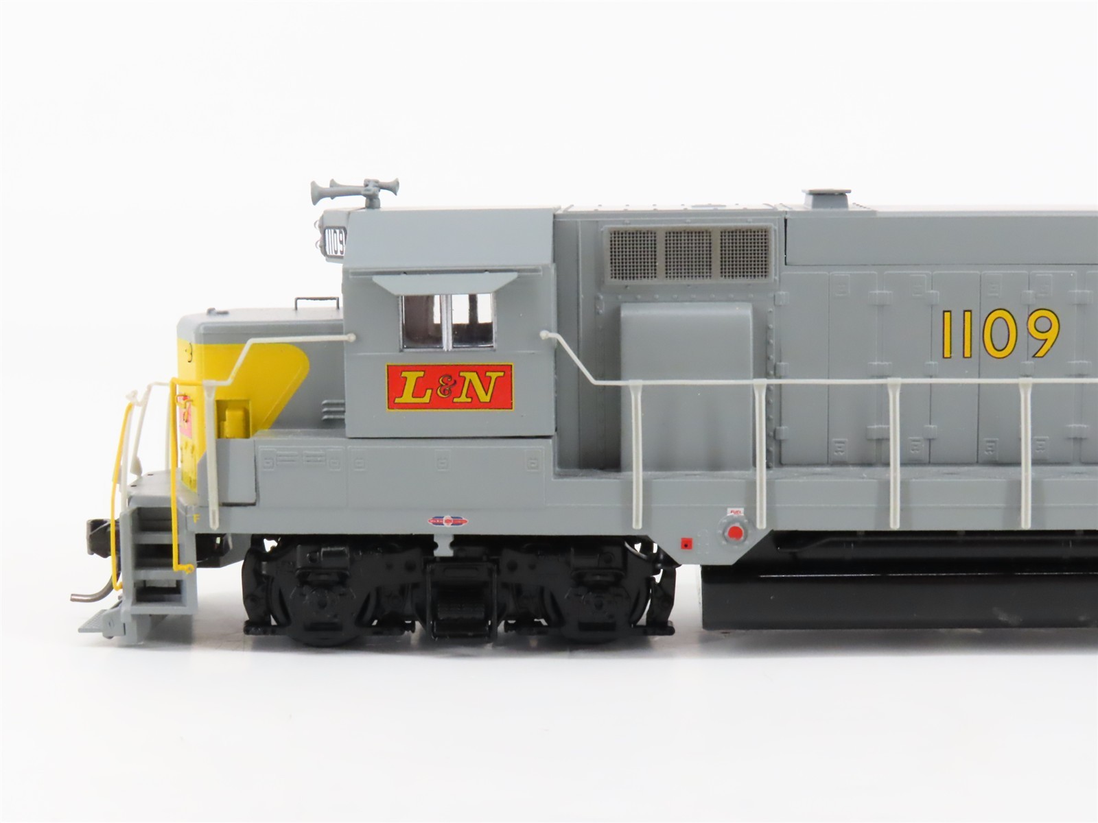 HO Scale Athearn L&N Louisville & Nashville GP35 Diesel #1109 – UNPOWERED