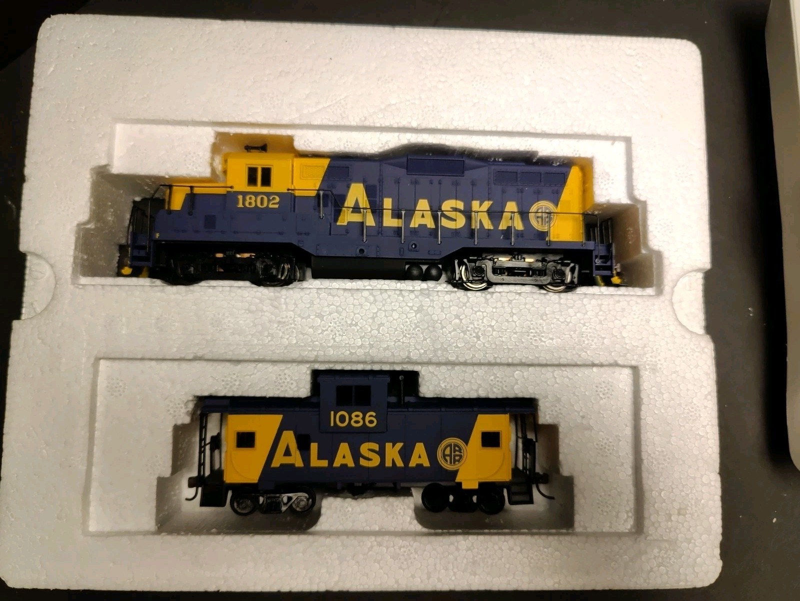 HO Walthers Trainline EMD GP9M Loco Alaska RR #1802 & caboose #1086 NEW IN BOX