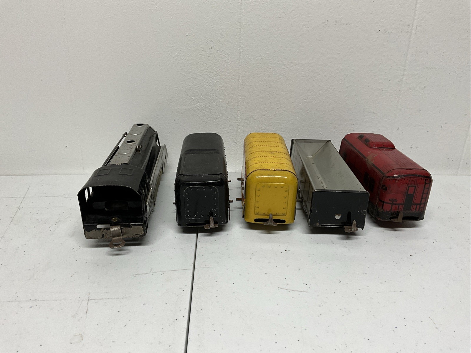 Vintage HAFNER Wind Up Locomotive , 4 Cars ￼