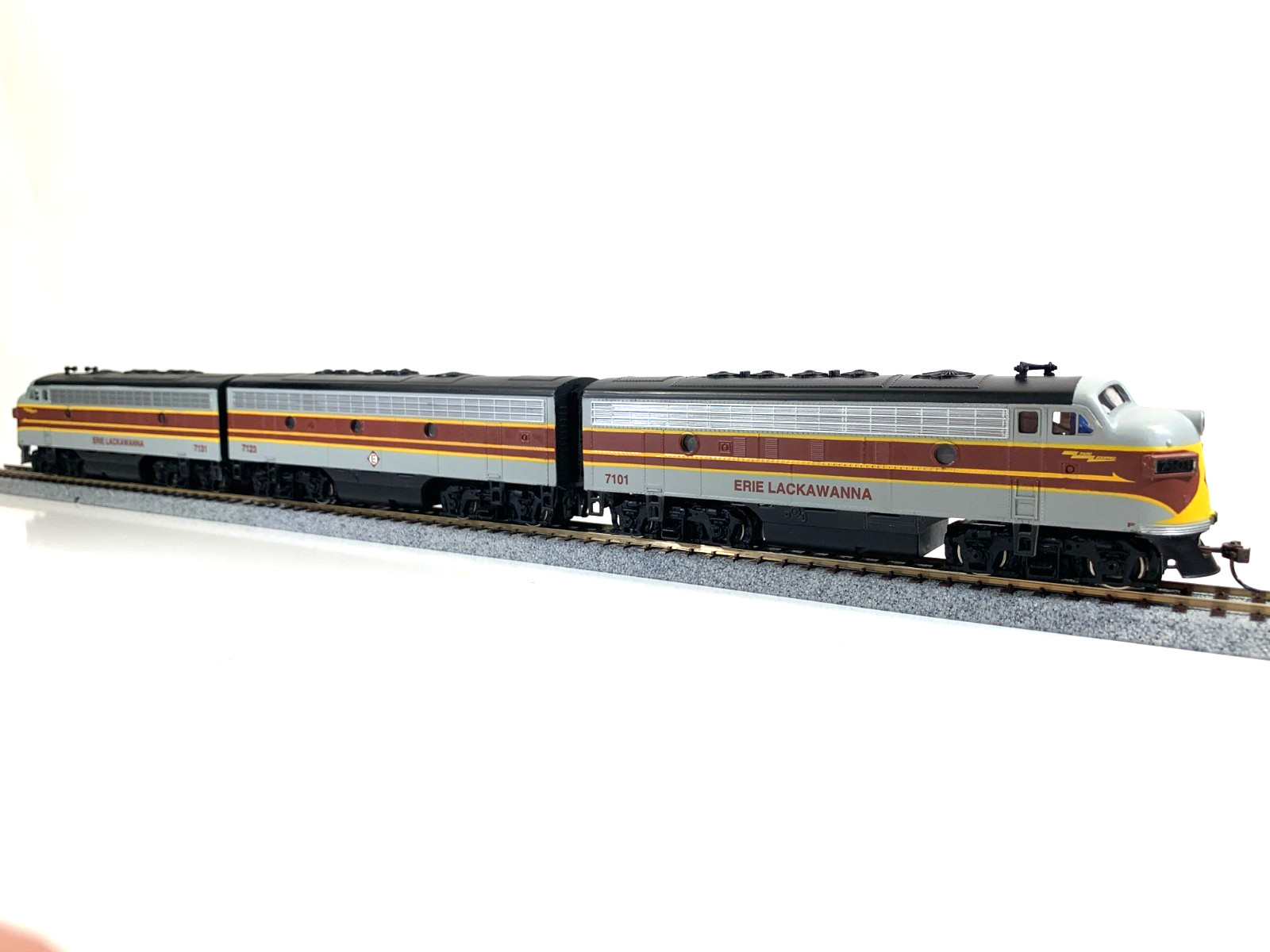 HO Bachmann Plus 11238,11239, 11241 Erie Lackawanna F7ABA set, DC only