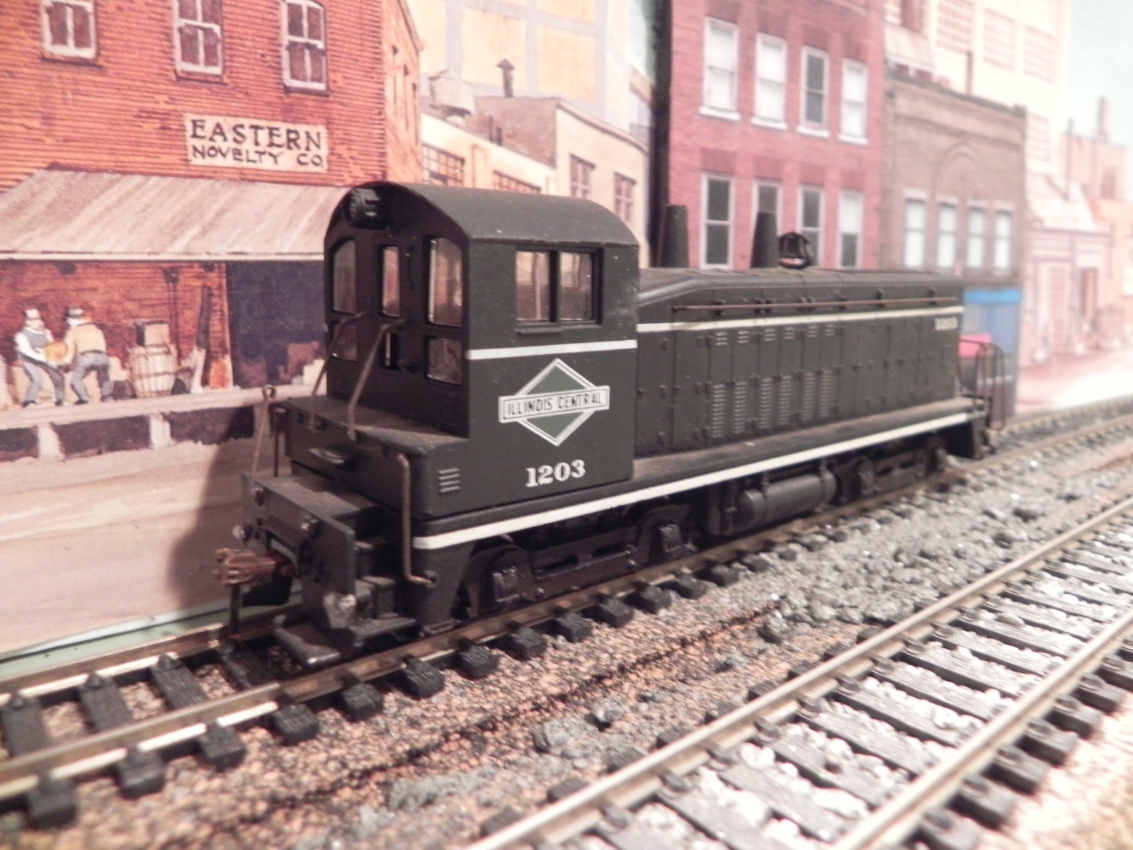 HO Scale Illinois Central IC SW7 Diesel Switcher Locomotive #1203 ATHERAN DC