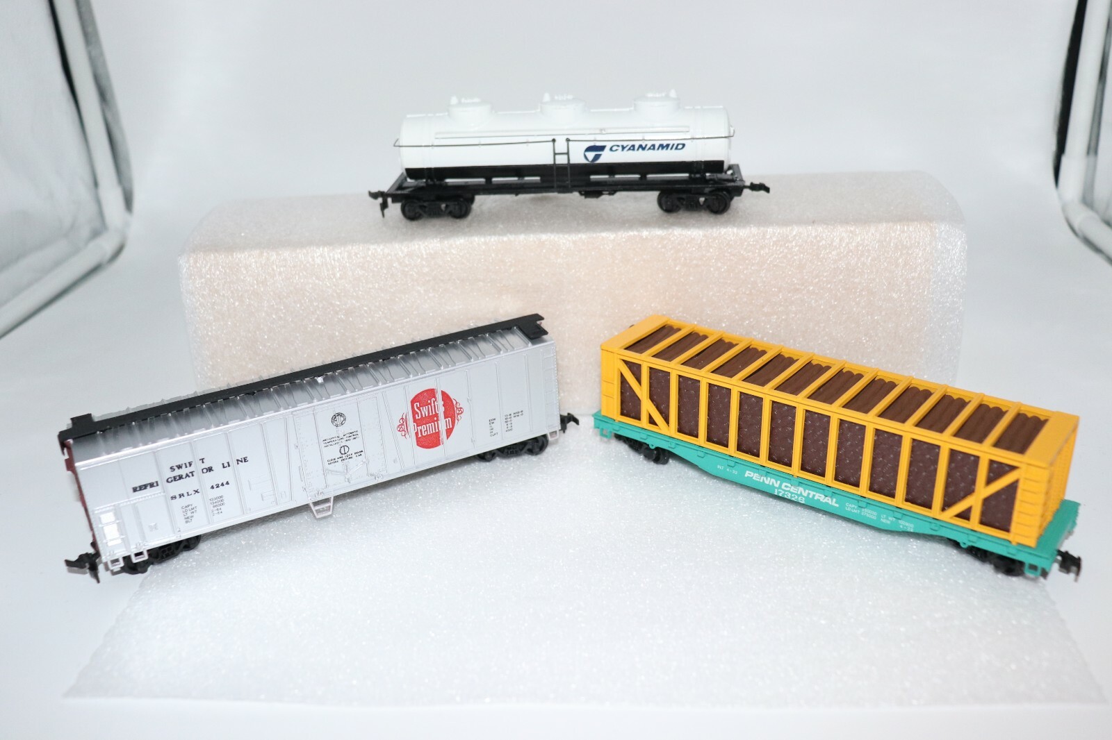 Bachmann HO 51 FT. Reefer #1125 Pulpwood Car #1290 w/ 3 Dome Car Tank Item #0938