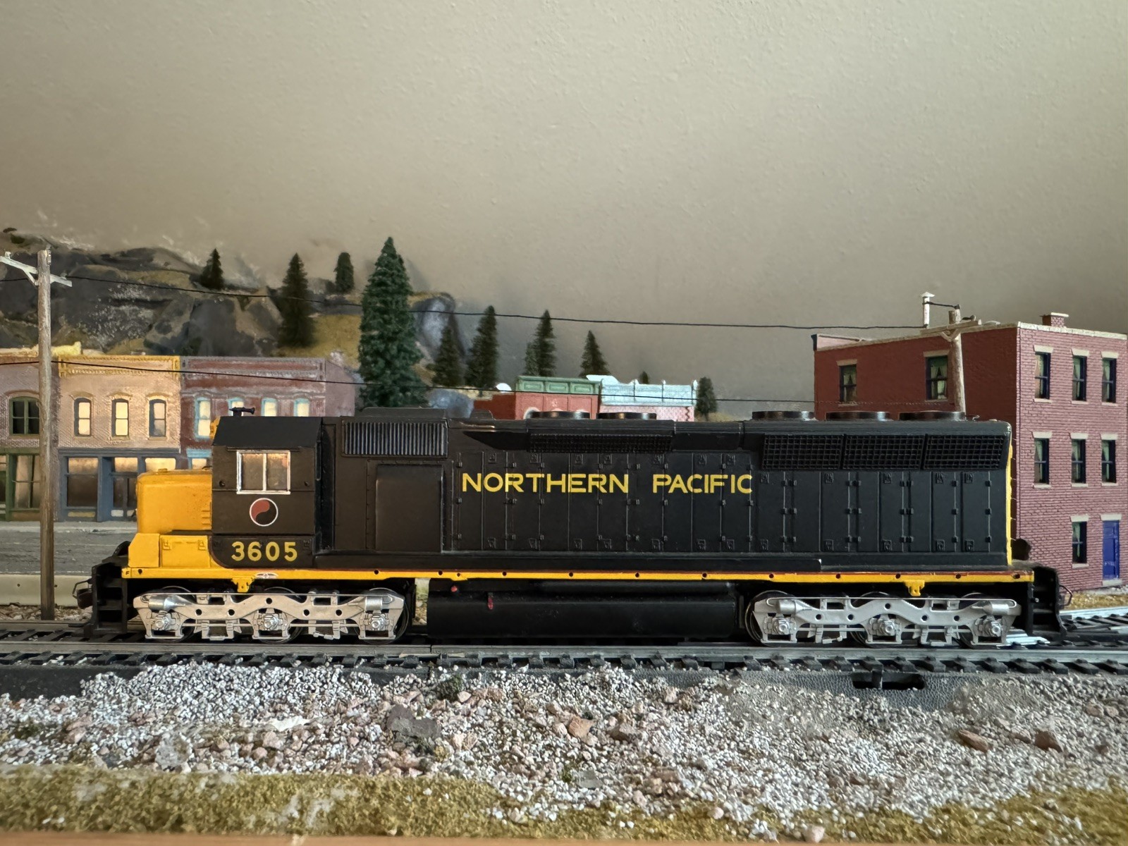 Bachmann 11625 – HO Scale EMD SD45 Northern Pacific 3605