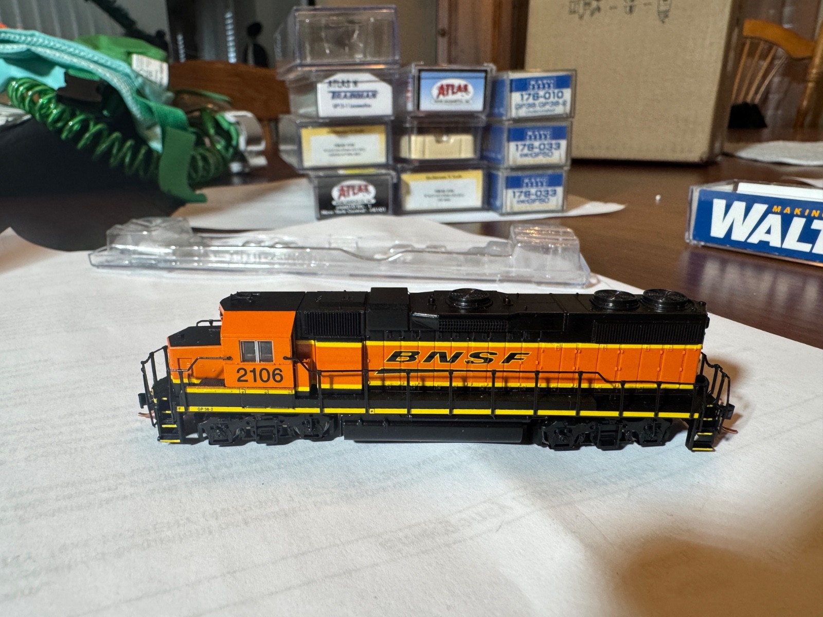 Walthers N 929-50302 EMD GP38-2 BNSF 2106 DCC READY