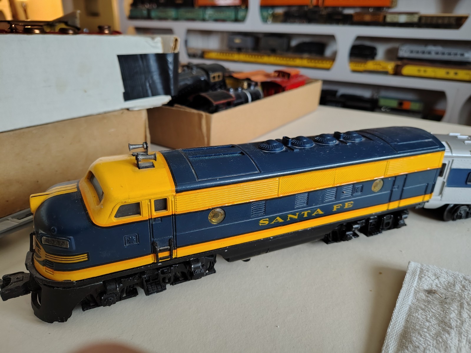 Lionel 2333 O Gauge Santa Fe Blue/Yellow F3 A Diesel Passanger Set