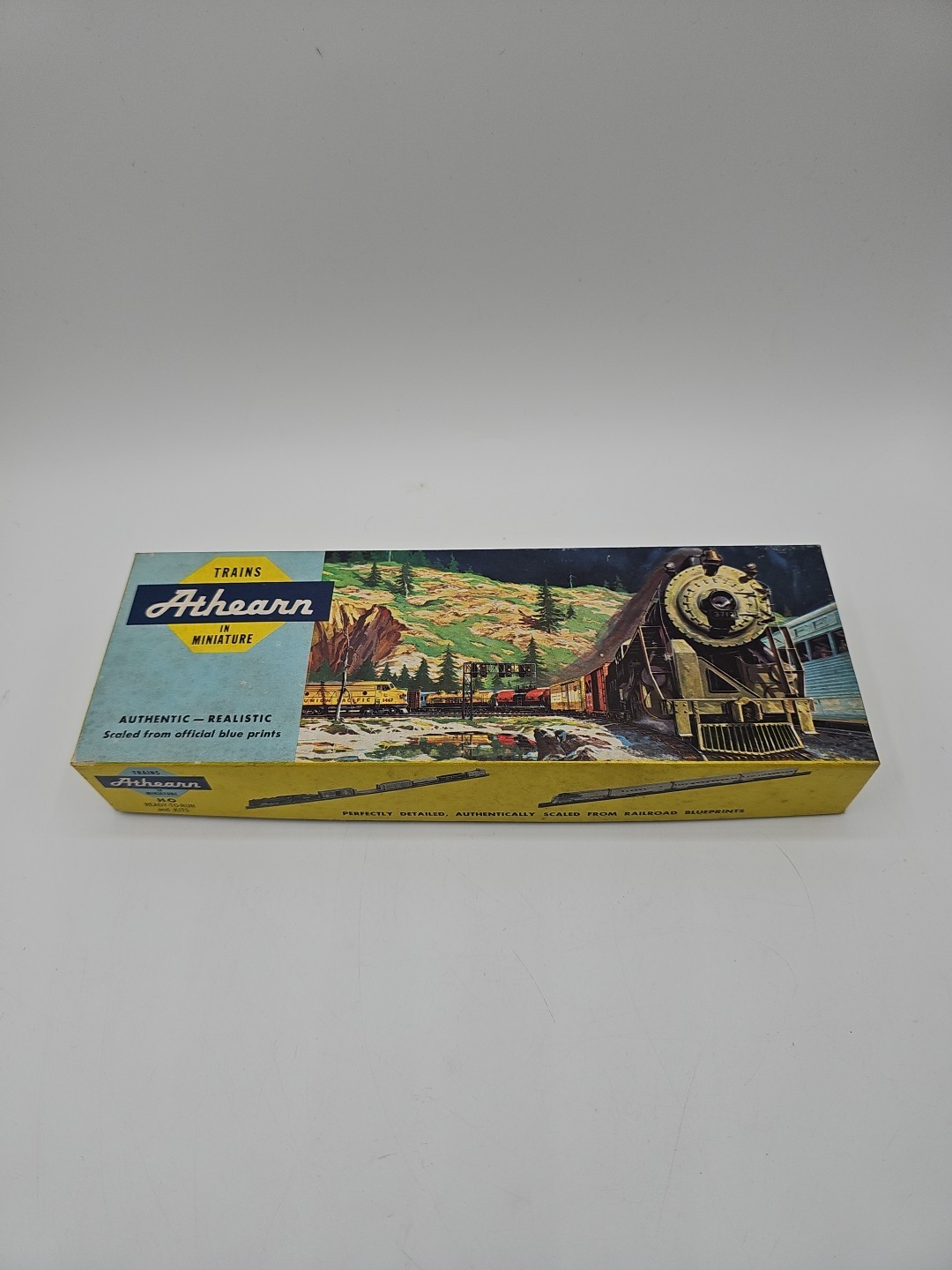 Vintage HO Athearn 3157 GP-9 Diesel Locomotive w/ Original Box & Manual